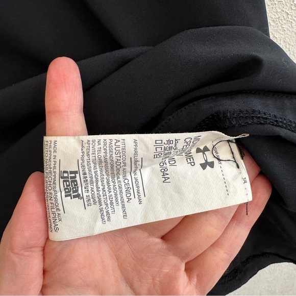 Under Armour Accelerate Black Slit Back Top Size Medium - Picture 5 of 9